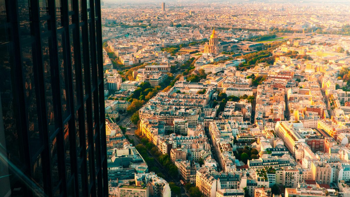 vue du ciel d'un quartier de paris sous un beau soleil